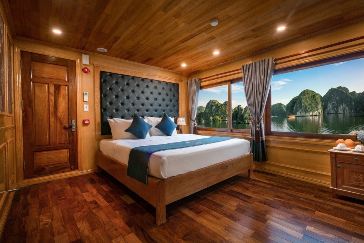 Cabine confortable avec belle vue lors d'une croisière dans la baie de Lan Ha