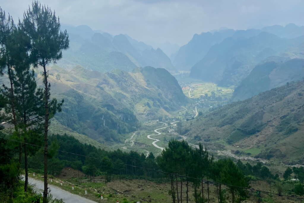 Nature majestueuse à Ha Giang avec des pentes sinueuses