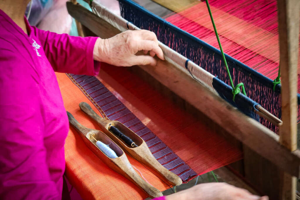 Rejoignez les ateliers de tissage locaux à Mai Chau