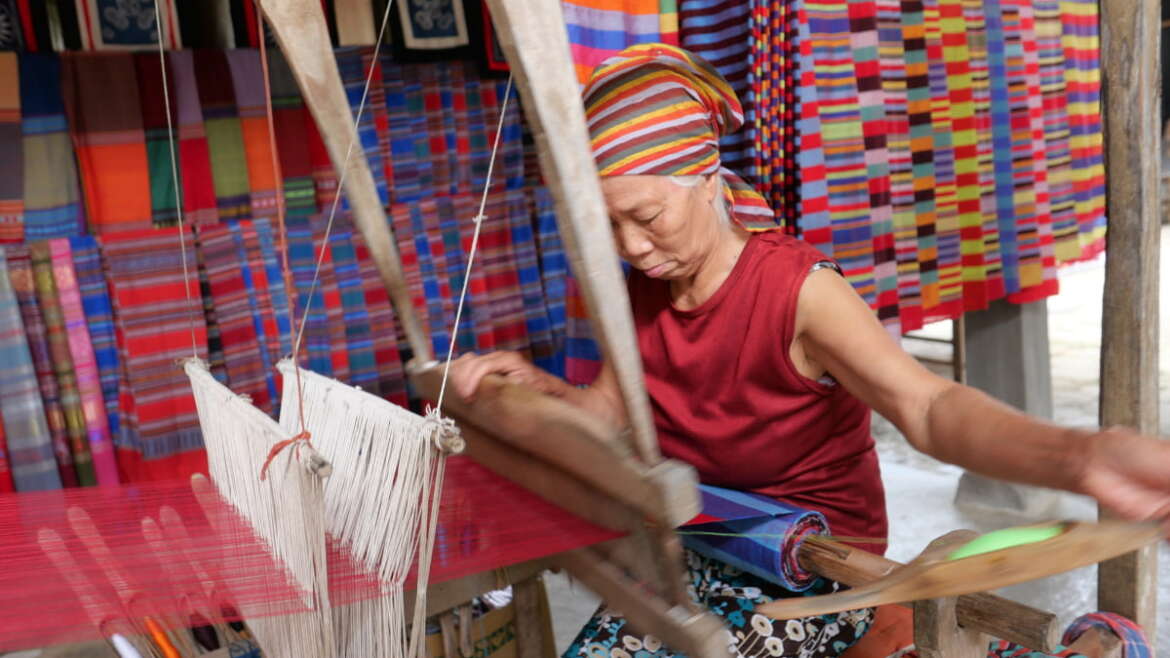 Rejoignez les ateliers de tissage locaux à Mai Chau