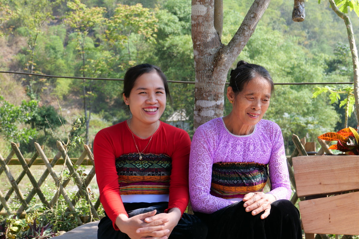 Welcome by White Thai women