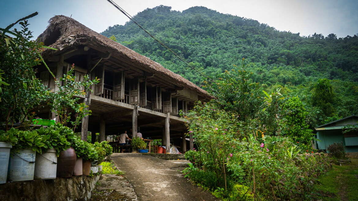 Rencontre authentique avec une famille locale dans les montagnes du Nord Vietnam