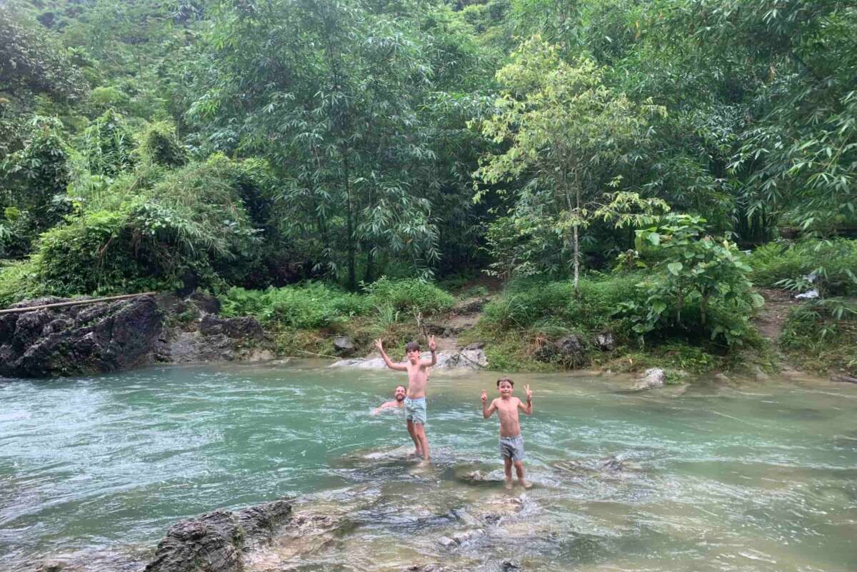 Baignade dans une cascade cachée à Lam Thuong, Vietnam