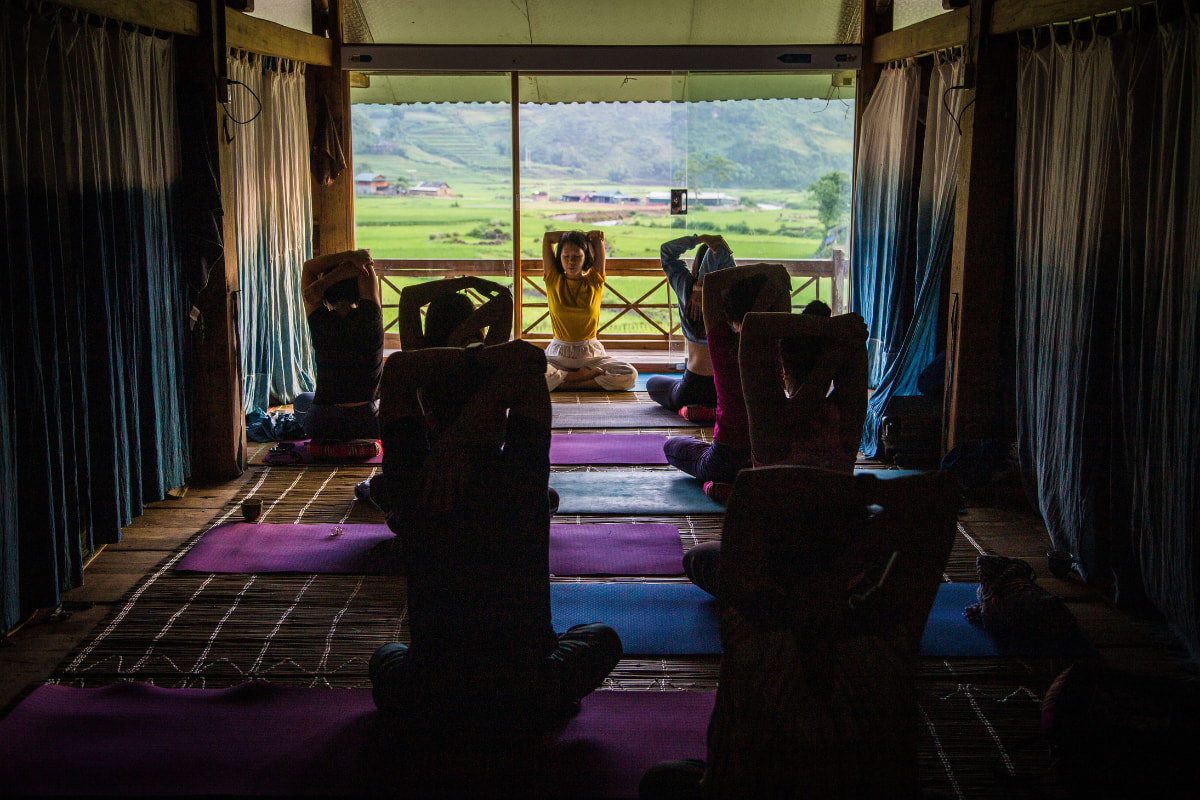 Cours d'Asana dirigé par une éducatrice de santé du Sivananda Yoga Hanoi