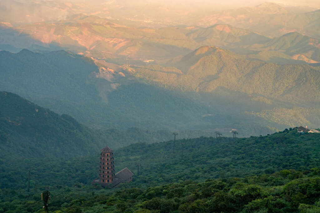 Beauté majestueuse de la montagne sacrée de Yen Tu
