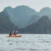 Kayak dans la baie de Bai Tu Long, une baie sœur moins fréquentée de la baie d'Ha Long