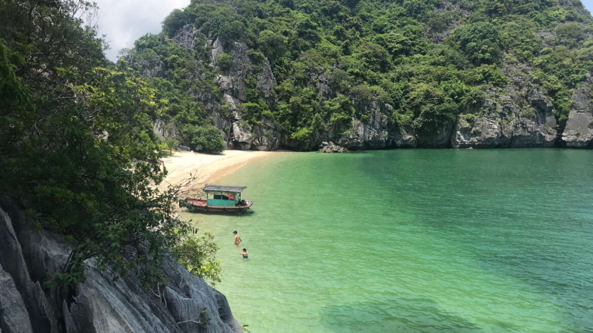 Relaxing day on the beach - Lan Ha Bay