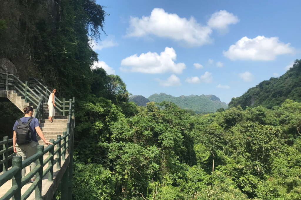 Randonnée jusqu'au pic Hai Quan pour une vue fantastique sur tout le village et la baie de Lan Ha