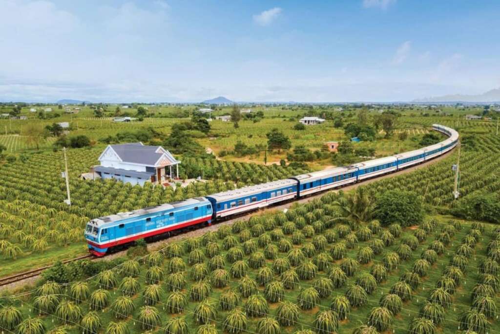 Belle scène lorsque vous voyagez en train à travers le Vietnam