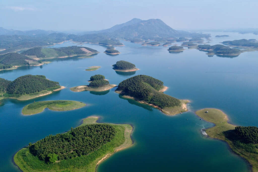 La vue majestueuse du lac Thac Ba connu sous le nom de baie d'Ha Long sur terre