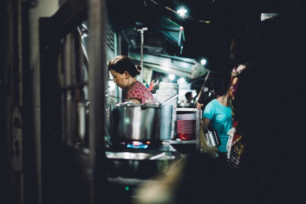 Plongez dans la vie nocturne animée de Saigon tout en savourant la cuisine locale