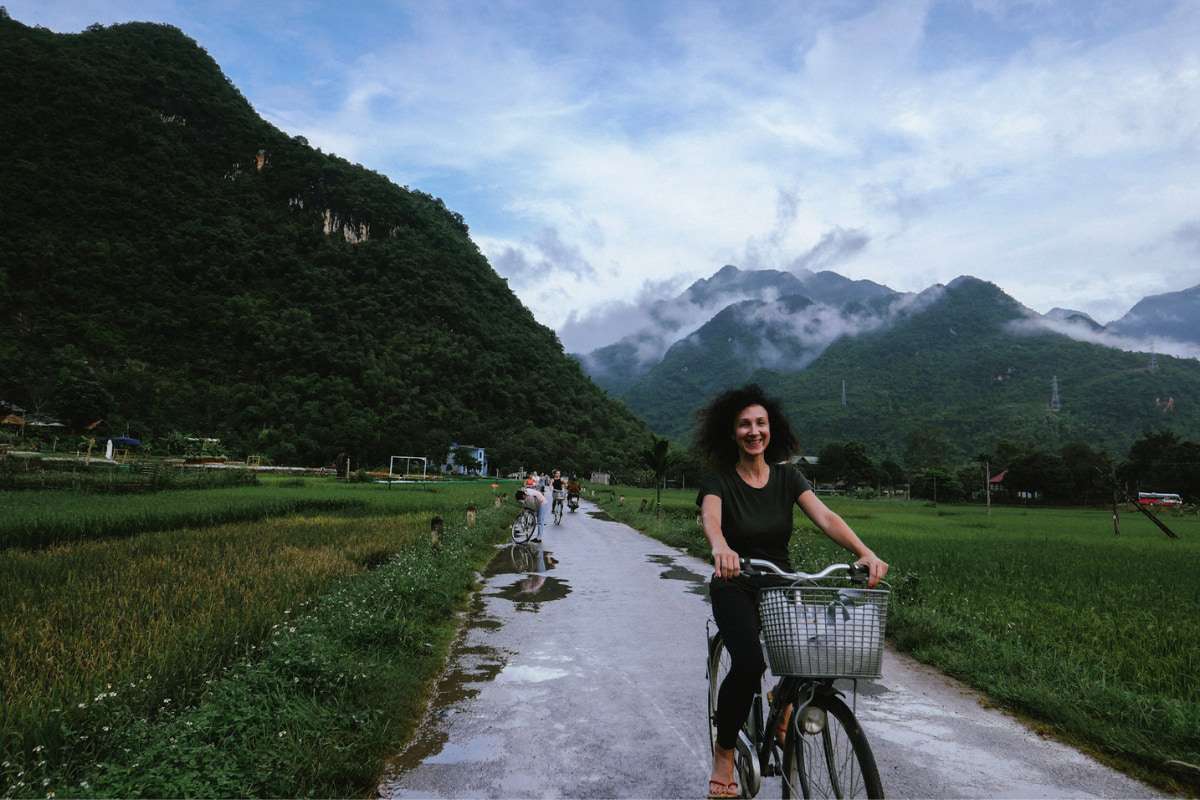 Cycling through the rice fields in Mai Chau (2)