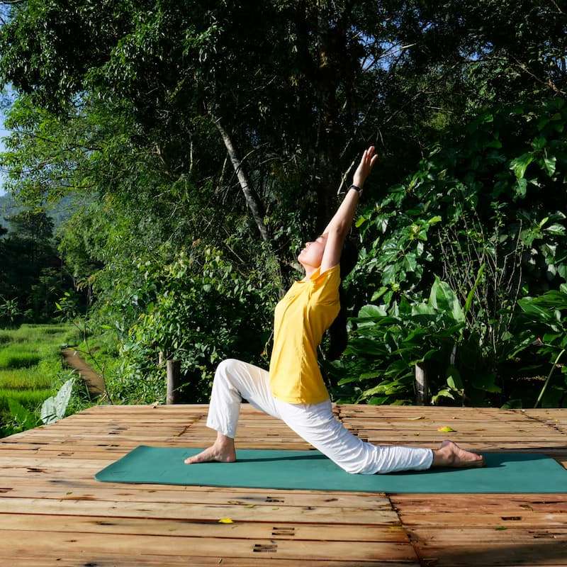 Mid-Autumn-wellness-retreat-Yoga-Health-Educator-Sivananda-Yoga-1 Salutation au soleil par un éducateur en santé du yoga de Sivananda Yoga