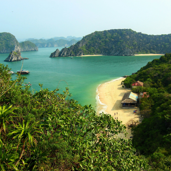 Enjoy untouched beach in Lan Ha, Cat Ba Profitez d'une plage intacte à Lan Ha, Cat Ba